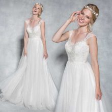 What type of wedding dress looks perfect on short thin bride?