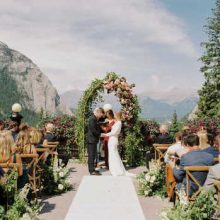 Few tips how you can do cute wedding photos on nature